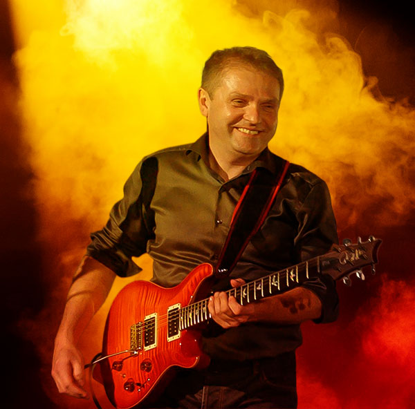 Christian Doe live an der Gitarre