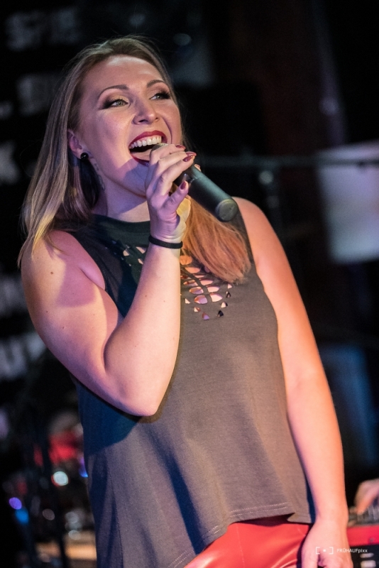 Moni Doe live am Mikrofon